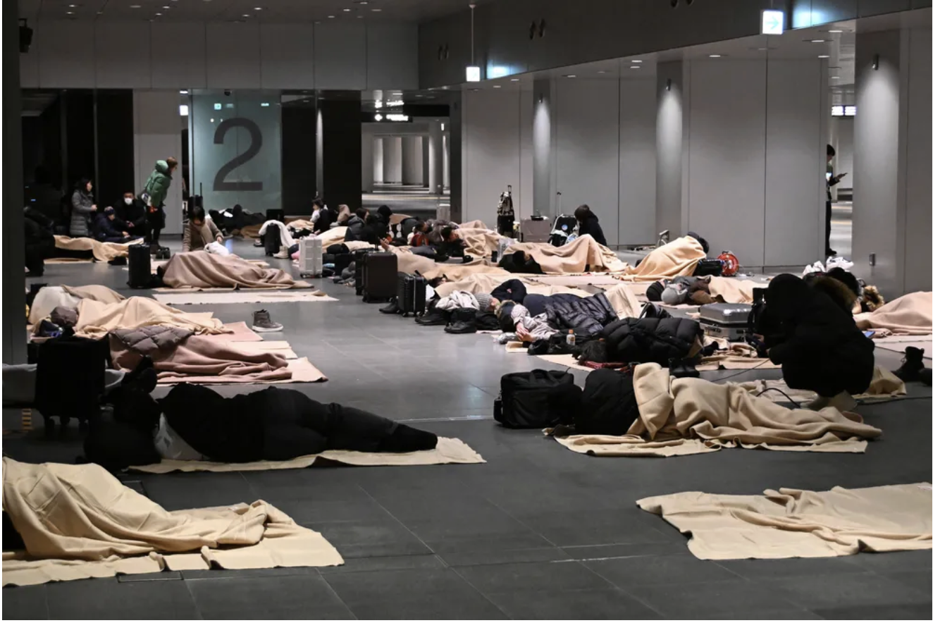 Cảnh tượng không tưởng ở sân bay Nhật Bản giữa đợt tuyết lớn kỷ lục- Ảnh 2.