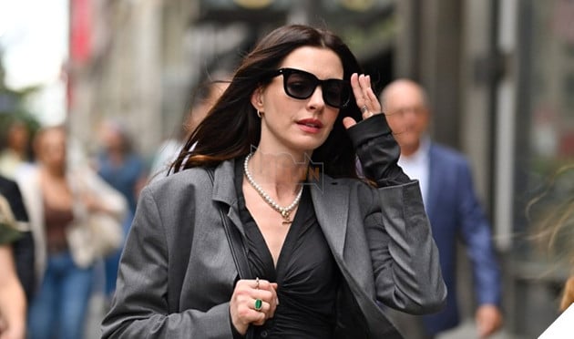 Trailer The Devil Wears Prada 2 He Lo Man Tai Ngo Sau 20 Nam Hình ảnh về Anne Hathaway trong phim The Devil Wears Prada 2.