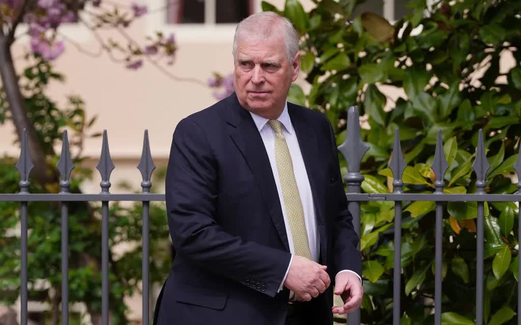 Cựu Hoàng tử Andrew Mountbatten-Windsor rời Nhà nguyện St. George tại lâu đài Windsor sau lễ Phục sinh, ngày 20/4/2025 (Ảnh: AP)