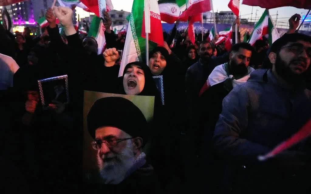 Người dân Iran đau xót trước sự qua đời của Đại giáo chủ Ayatollah Ali Khamenei (Ảnh: AP)