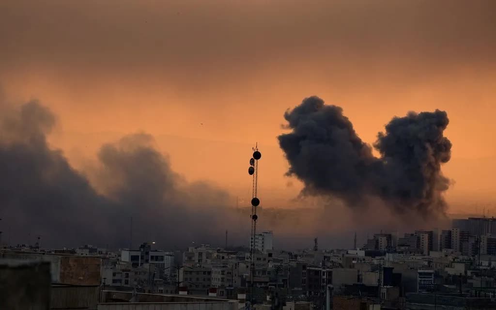 Thủ đô Tehran của Iran chìm trong khói lửa suốt 5 ngày qua (Ảnh: AP)