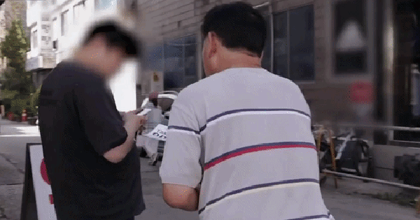 Nam thần thanh xuân một thời nay đi phát tờ rơi, sống lay lắt cùng vợ trong căn phòng thuê chật chội av t 17725115627261382493705 0 0 273 522 crop 17725115903471965005505gifpng