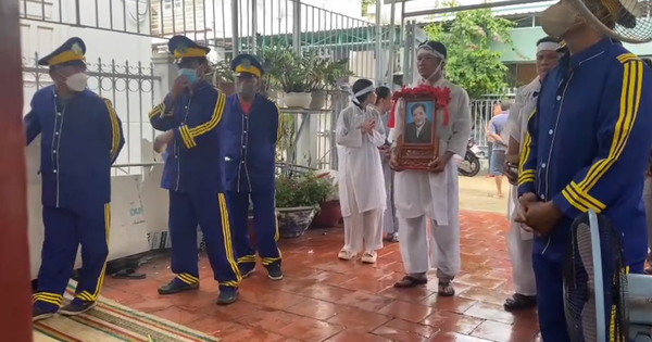 "Khi tôi thắp nhang cho anh Thương Tín, vừa cắm cây nhang xuống thì bóng đèn bên phải nổ, tắt luôn" avatar1765426813039 17654268136182103623339 59 0 873 1555 crop 1765426880912537297374png