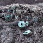 Phát hiện kho báu nặng 1,5 tấn gồm hàng triệu vật thể "xâu thành chuỗi", có màu xanh lục dưới hố sâu 0,5m avatar1765437685428 1765437685915585851949jpg