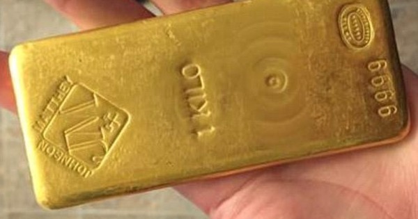 Phát hiện thỏi vàng 1 kg trị giá hơn 4 tỷ đồng dưới bồn tắm, người đàn ông suýt vứt cả ‘kho báu’ vào sọt rác avatar1765608815851 17656088160981852976372jpg