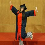 Nữ ca sĩ vừa nhận bằng đại học ở tuổi 41: Bỏ bạn trai nhạc sĩ, một mình ra nước ngoài sinh con avatar1766018752741 1766018753103681939138 670 0 1194 1000 crop 1766018812160326206381jpg