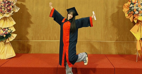 Nữ ca sĩ vừa nhận bằng đại học ở tuổi 41: Bỏ bạn trai nhạc sĩ, một mình ra nước ngoài sinh con avatar1766018752741 1766018753103681939138 670 0 1194 1000 crop 1766018812160326206381jpg