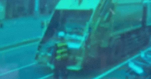 Vừa đi ra đằng sau chiếc xe chở rác, nữ nhân viên vệ sinh gặp tai nạn kinh hoàng, tử vong tại chỗ avatar1766049913419 1766049913900589047625 140 0 365 360 crop 17660499345041518838118gifpng