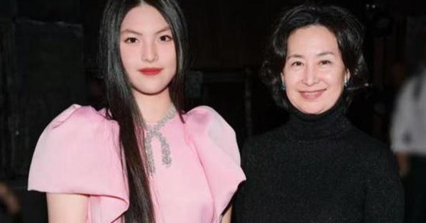 Cái nghiêng mình "đắt giá" của Hà Siêu Quỳnh trước con gái MC Lý Tương: Đẳng cấp của một "bà trùm" là đây! avatar1766139354851 17661393552601418758417 0 76 340 620 crop 17661393685081179310336jpg