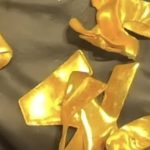 Người phụ nữ mang logo bằng vàng trên máy điều hòa cũ đi bán và cái kết avatar1766308354729 17663083551521396681152 0 24 315 528 crop 17663083732381763974789jpg