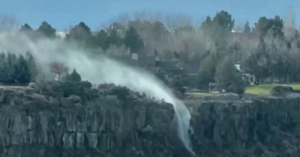 Hiện tượng hiếm gặp: Thác nước "chảy ngược" lên trời avatar1766372991703 17663729921401800138923 0 0 315 504 crop 17663730113901607001080jpg