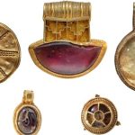 Dò kim loại, 2 người dân đào được kho báu chứa vàng, ngọc hồng lựu avatar1766389941709 1766389944280460393008jpg