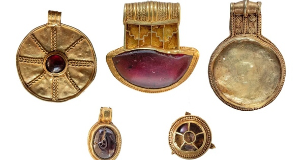 Dò kim loại, 2 người dân đào được kho báu chứa vàng, ngọc hồng lựu avatar1766389941709 1766389944280460393008jpg