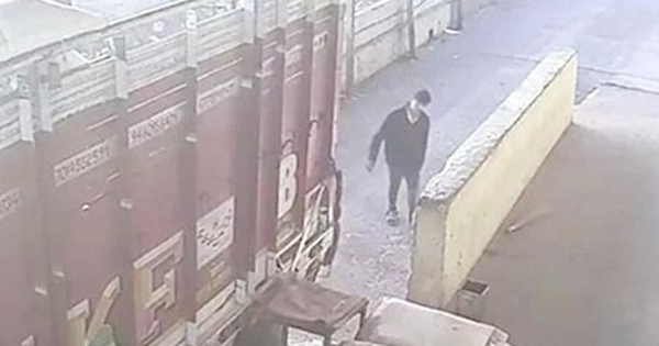 Cha lùi xe tải vô tình khiến con trai tử vong avatar1766654659111 17666546596761839945396 0 88 315 592 crop 17666546794581959987618jpg