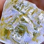 Phát hiện viên kim cương 170 carat khi đi làm ruộng avatar1766655086105 1766655086778541104502jpeg