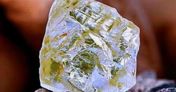 Phát hiện viên kim cương 170 carat khi đi làm ruộng avatar1766655086105 1766655086778541104502jpeg