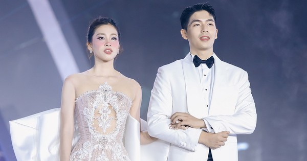 Tóm dính cặp đôi diễn viên - Hoa hậu Vbiz tình tứ trước hàng trăm người, bảo sao ai cũng tin phim giả tình thật avatar1766841128305 17668411287391574206849 0 0 624 1193 crop 17668411629681254083906jpg