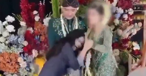 Bạn gái cũ hôn tay chú rể trong đám cưới, cô dâu có phản gây sốc avatar1766902871742 17669028722591727100653jpg