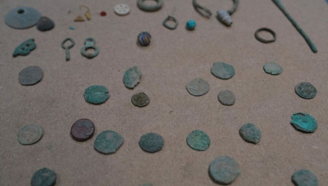 Phát hiện vàng và hàng trăm đồng xu trên đất sau cơn mưa lớn, chính quyền lập tức phong tỏa khu vực, giá trị lớn đến không ngờ- Ảnh 1.