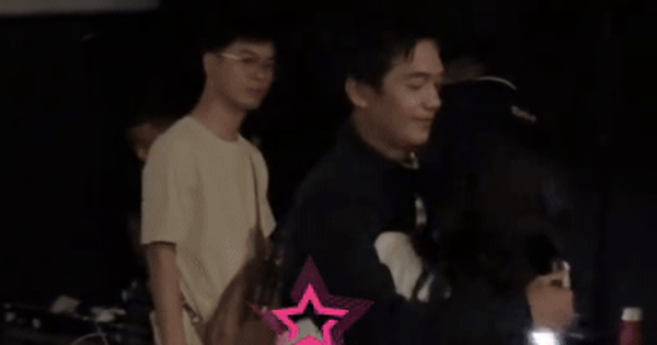 Bị gái xinh ôm trước mặt vợ, ngôi sao đắt show nhất Việt Nam làm một hành động gây bão MXH avatar1767088508683 17670885096861238974307png