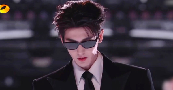 Mỹ nam đẹp nhất Đêm hội giao thừa 2026: Visual thách thức cả showbiz, pháo hoa đêm nay cũng không đẹp bằng avatar1767196955044 17671969561801982214197 0 44 987 1930 crop 17671972073841148051256jpg