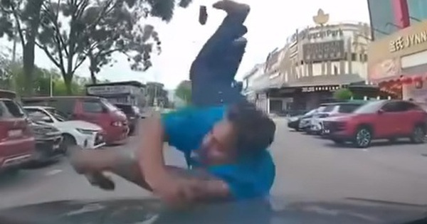 Người đàn ông bất ngờ lao thẳng vào đầu xe ô tô đang chạy avatar1767502140672 17675021410121139142615 0 33 315 537 crop 1767502159277409849405jpg