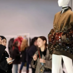 Các thương hiệu xa xỉ toàn cầu "chìm" trong cơn lốc giảm giá avatar1767576131192 17675761317761185418245png