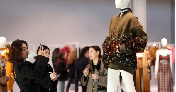 Các thương hiệu xa xỉ toàn cầu "chìm" trong cơn lốc giảm giá avatar1767576131192 17675761317761185418245png