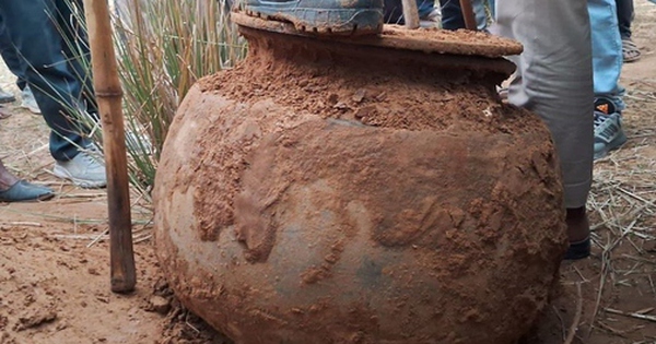 Phát hiện chiếc bình "bí ẩn" nặng 150kg được chôn trên cánh đồng avatar1767591012585 17675910129711287119839 0 85 315 589 crop 17675910256081490731244jpg