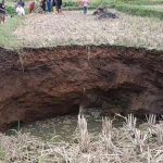 Ruộng lúa bất ngờ xuất hiện hố sụt sâu 5,7 mét, dân đổ xô đến xem avatar1767608931245 17676089317781251586078 0 60 315 564 crop 17676089477291860120304jpg