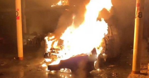 Ô tô mới mua bất ngờ bốc cháy ngùn ngụt trong đêm avatar1767789414347 17677894146621551645660 0 43 315 547 crop 1767789470901694764632jpg