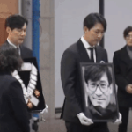 Lễ đưa tang "tài tử quốc dân": Jung Woo Sung bê di ảnh, Hyun Bin cùng dàn sao đau xót tiễn đưa avatar1767929349659 17679293500111095024528 0 0 158 302 crop 1767929544580209972375gifpng