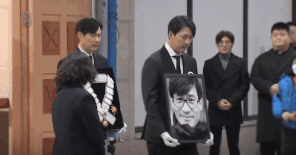 Lễ đưa tang "tài tử quốc dân": Jung Woo Sung bê di ảnh, Hyun Bin cùng dàn sao đau xót tiễn đưa avatar1767929349659 17679293500111095024528 0 0 158 302 crop 1767929544580209972375gifpng