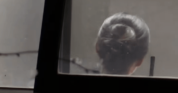 Bắt gặp ngọc nữ màn ảnh vừa hút thuốc vừa đánh bài: Hình tượng ngoan hiền sụp đổ, đừng nhìn mặt mà bắt hình dong avatar1767951176284 1767951177481164801458 116 0 535 801 crop 17679512961222077529699gifpng