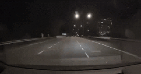 Tài xế mô tô đi ngược chiều, bay lên nóc capo của ô tô, cảnh tượng sau đó khiến ai cũng kinh ngạc avatar1768194437672 17681944380521198216754png