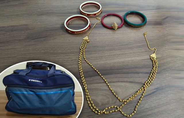 Phát hiện chiếc túi chứa 45 lượng vàng, nữ lao công đem nộp cho cảnh sát- Ảnh 1.