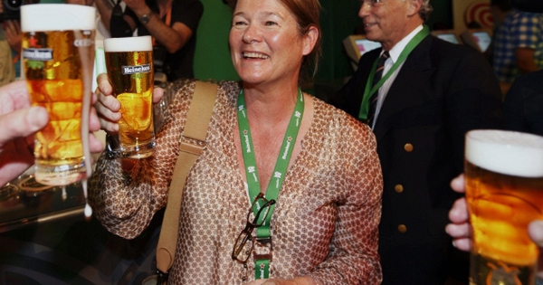 Ái nữ độc nhất nhà Heineken: Từ bà nội trợ nhút nhát, né tránh việc thừa kế bằng được đến nữ vương đế chế bia 15 tỷ USD avatar1768291851093 17682918547921617822668jpg