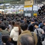 Cảnh tượng "ác mộng" tại ga tàu Nhật Bản: Hàng vạn người chen chúc nghẹt thở trong giờ cao điểm, những tuyến đường sắt huyết mạch của Tokyo tê liệt avatar1768534934473 17685349347881576571607jpg