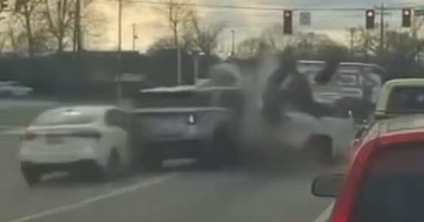 Đạp nhầm chân ga, nữ tài xế tông trúng 3 ô tô đang dừng đèn đỏ avatar1768723920767 17687239210921634900373jpg