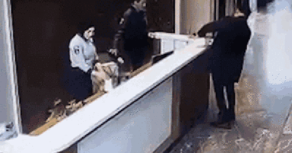 Gói bưu kiện bí ẩn bất ngờ phát nổ khi đang mở, camera ghi lại cảnh tượng kinh hoàng avatar1768729778465 17687297787241027249819 13 0 263 400 crop 1768729796844485328205gifpng