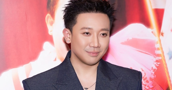 Trấn Thành ngồi Rolls-Royce 30 tỷ đi sự kiện, thái độ khi fan xin chụp ảnh chung gây chú ý avatar1769168288678 17691682890711790263903jpg