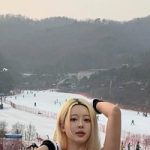 Bất chấp mùa đông, hot girl diện bikini thậm chí “cosplay bà tưng” khoe dáng dưới trời tuyết avatar1769439072574 1769439072965180884725jpeg