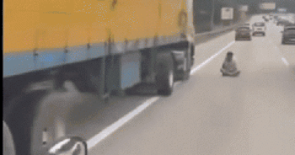 Tài xế xe tải dừng xe ở lề đường, ngồi khoanh chân làm 1 việc khiến ai đi qua cũng lắc đầu khó hiểu avatar1769477182830 1769477183165791166570gifpng