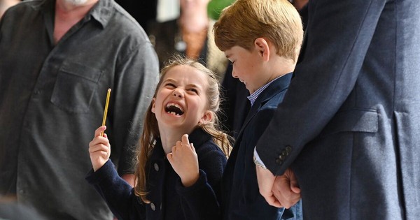 Giây phút Công chúa Charlotte "phá lệ" làm nhạc trưởng, phản ứng cưng xỉu của Hoàng tử George mới là tâm điểm avatar1769501129459 17695011298501470562616jpg