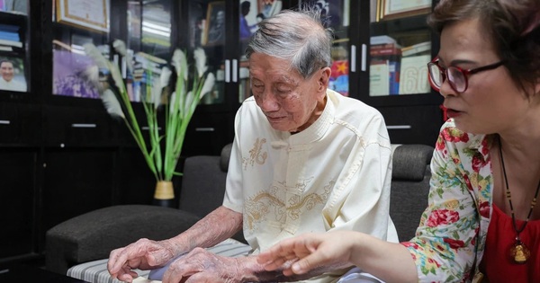 Nhạc sĩ ở nhà tập thể phố Vạn Bảo, Hà Nội: U100 vẫn nhận giải thưởng khủng và mối tình sâu nặng với vợ avatar1769519296296 17695192966001438989940 67 0 683 1176 crop 176951942069464999957jpg