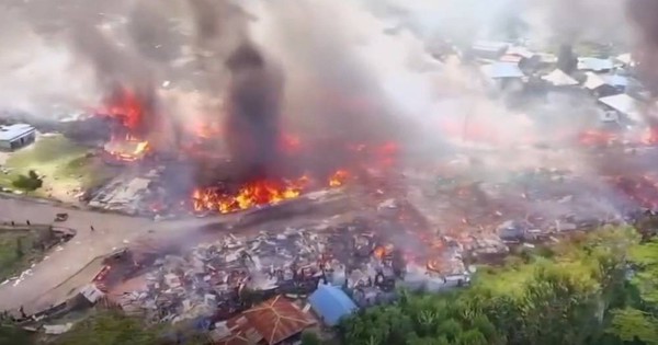 Cháy lớn ở khu dân cư, hàng trăm ngôi nhà bị thiêu rụi avatar1769783711213 17697837115001776532008jpg