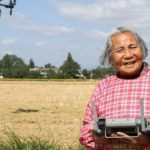 Bà ngoại 82 tuổi gây sốt mạng Trung Quốc với kỹ năng điều khiển drone nông nghiệp và bán hàng livestream avatar1769839709629 17698397100201048842963jpg