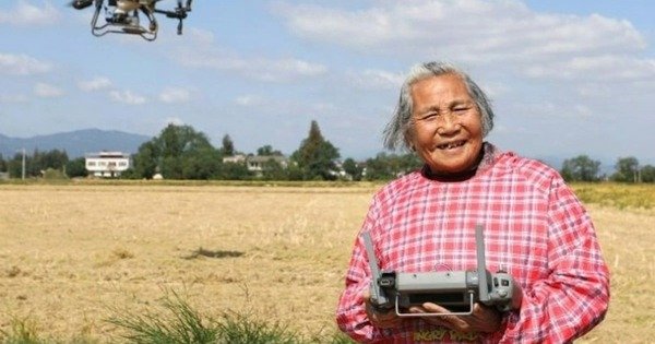 Bà ngoại 82 tuổi gây sốt mạng Trung Quốc với kỹ năng điều khiển drone nông nghiệp và bán hàng livestream avatar1769839709629 17698397100201048842963jpg
