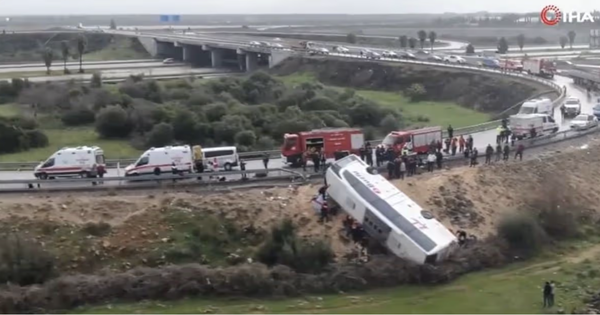 Thảm kịch xe buýt lao xuống vực vì mất lái trong mưa lớn, ít nhất 9 người chết, 26 người bị thương avatar1770022716021 1770022716540189935579png