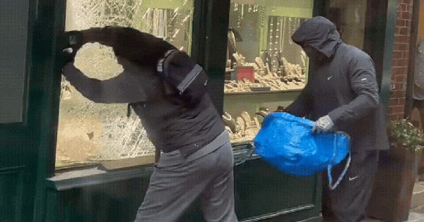 Clip gây sốc giữa khu nhà giàu tại London: 2 tên cướp vung búa tạ cướp tiệm trang sức giữa ban ngày, tất cả hoảng loạn avatar1770180764748 17701807730441712019541gifpng